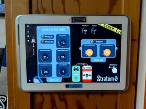 Die Space Control 2000 am Schrank im Flur.