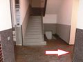 Schimmel-Hof A2 Treppe unten mit Pfeil.JPG